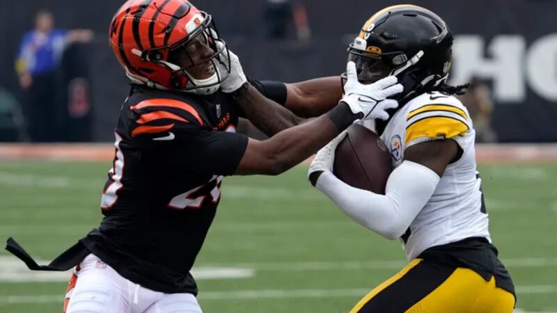 Cincinnati Bengals cornerback Eli Apple (20) and Pittsburg Steelers wide receiver Diontae...