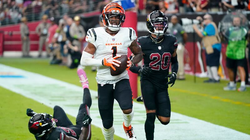 Cincinnati Bengals wide receiver Ja'Marr Chase, right, pulls in a touchdown pass as Arizona...