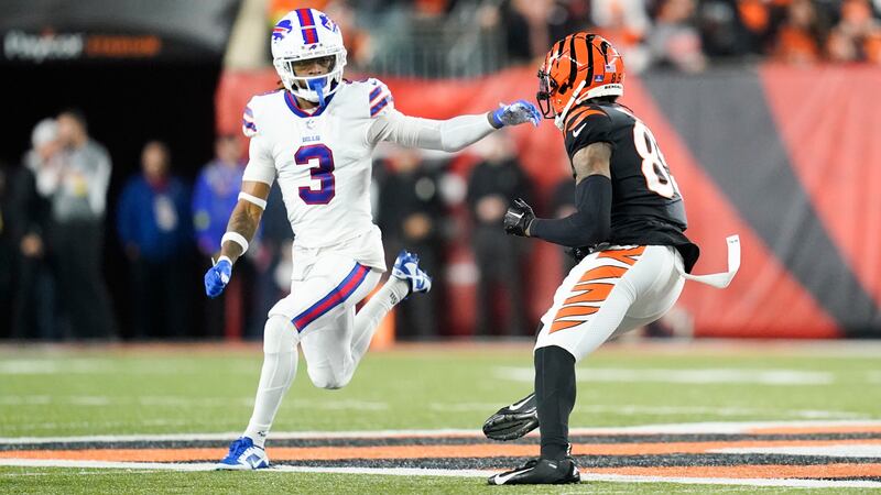 Buffalo Bills safety Damar Hamlin (3) prepares to tackle Cincinnati Bengals wide receiver Tee...
